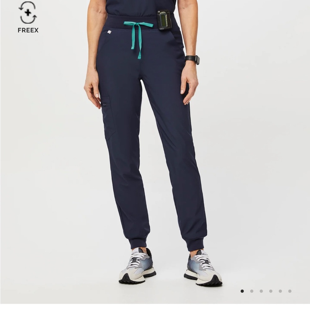 Figs FREEx Lined Zamora High Waisted Petite Scrub Jogger pants.